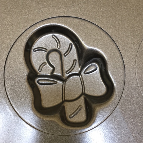 $10 or 3/$20 Holiday Christmas Themed Cookie or Treat Pan by Wilton - Picture 6 of 8